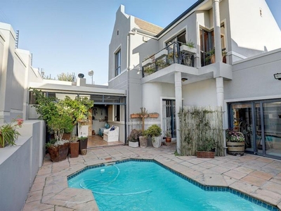 Much loved Townhouse - Excellent location within the Silverkloof Security Estate.