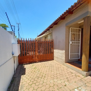 2 BEDROOM TOWNHOUSE IN SMALL COMPLEX FOR SALE