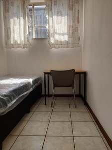 2 x single rooms available in Hatfield for 2 male students to share.