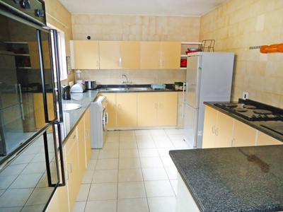 3 bed Duplex for rent in Sandton