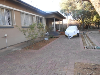 3 Bedroom house PLUS flat and a large garden for sale Bayswater Bloemfontein