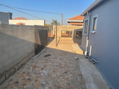 3 BEDROOM HOUSE WITH SOLAR SYSTEM & WI-FI, @ PROTEA GLEN EXT 16