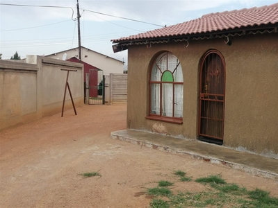 4 Room House with 5 outside rooms for sale in Tembisa