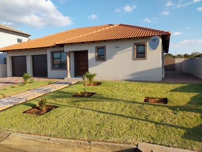 Beautiful 3 Bedroom House for Sale - Avante Country Estate.