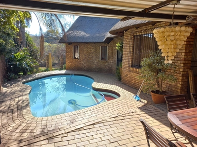 Faerie glen 4 bedroom 3bathroom Big family home with pool.