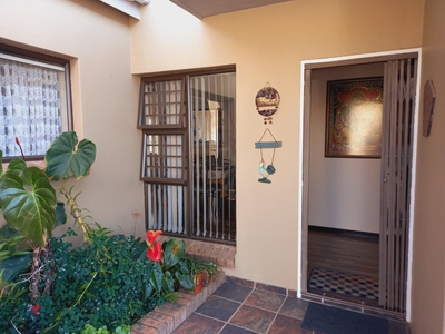 Freestanding townhouse nestled within true beauty in Uvongo 110239649