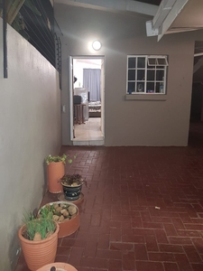 Garden Flat (Bachelor). Close to Menlyn and Menlyn Maine.
