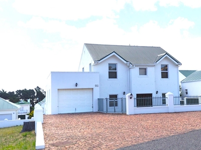 House For Sale in Theewaterskloof Country Estate