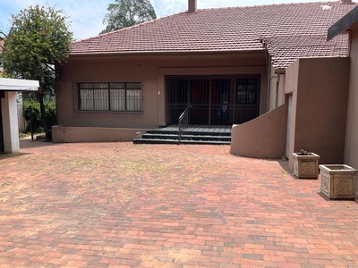 HOUSE IN HOUGHTON ESTATE, GAUTENG GOING ON AUCTION