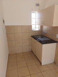 Recently refurbished, neat flat for rent in the Fluerhof estate. Walking distanc