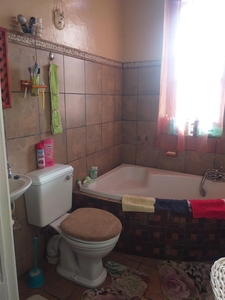 STEYNSBURG: LOVELY FAMILY HOME WITH WOODEN FLOORS, AND BOREHOLE. REDUCED PRICE