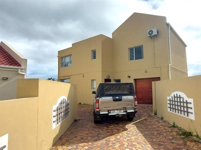Townhouse For Sale in Fairview Golf Estate