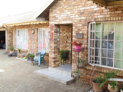 Townhouse For Sale in Rensburg