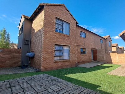 Townhouse For Sale in Shellyvale
