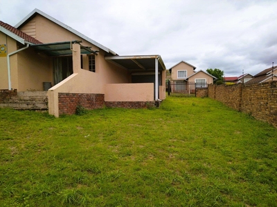 Townhouse For Sale in Stonehenge Ext 5