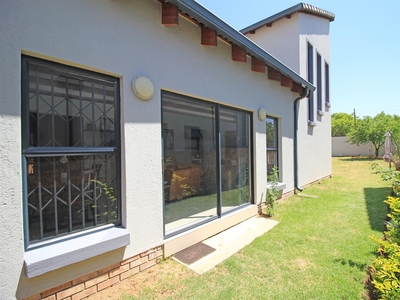 Townhouse For Sale in Summerset