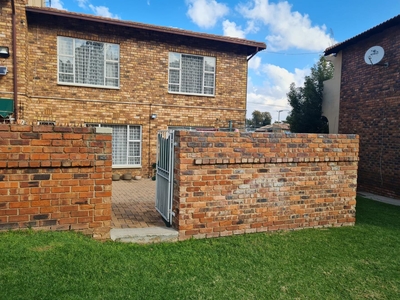 Townhouse Rental Monthly in Oakdene