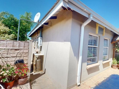 Two bed townhouse for rent in Upington