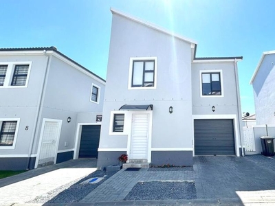 3 Bedroom duplex townhouse - freehold to rent in Brackenfell Central