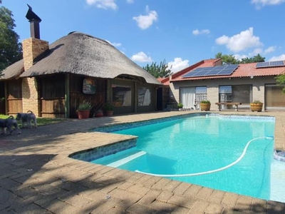 5 Bedroom house for sale in Pellissier, Bloemfontein