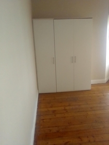 Big room with built in cupboards available in Kensington