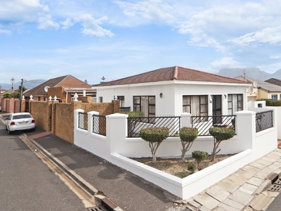 3 Bedroom House For Sale In Lansdowne