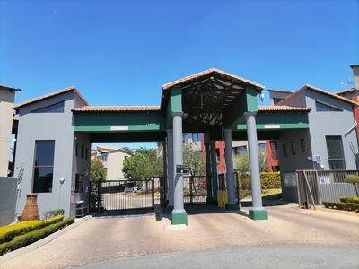 Lovely 2 Bedroom And 2 Bath Townhouse In Kimbult AH, Roodepoort