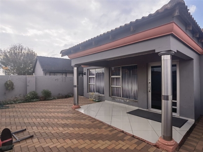 3 Bedroom House For Sale in Daveyton
