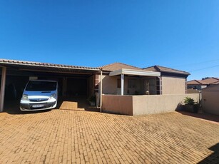 3 Bed Townhouse/Cluster For Rent Eike Park Randfontein