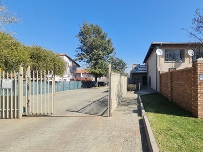 2 Bedroom Townhouse For Sale in Verwoerdpark