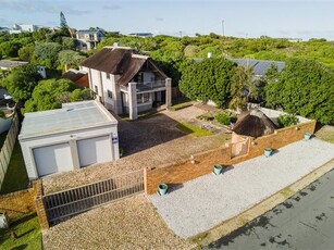 4 Bed House in Pearly Beach