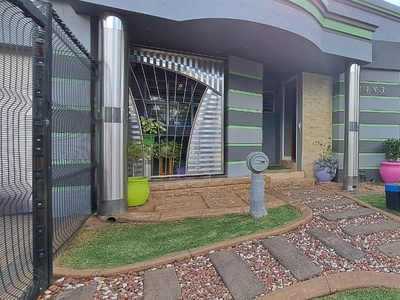 House For Sale in Lenasia Ext 2, Johannesburg