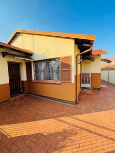 House For Sale in Lenasia Ext 2, Johannesburg