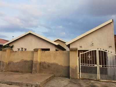 House For Sale in Tembisa Central, Tembisa