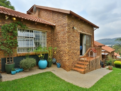 House For Sale in Wilgeheuwel, Roodepoort