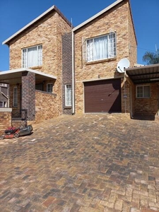 Townhouse For Rent In Willowbrook, Roodepoort