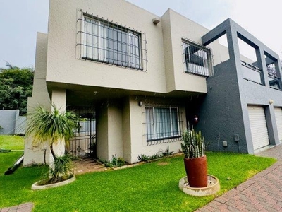 Townhouse For Sale in Bassonia, Johannesburg