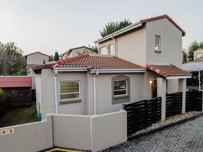 Townhouse For Sale in Douglasdale, Sandton