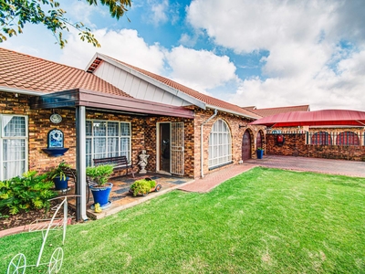 Townhouse For Sale in Edleen, Kempton Park