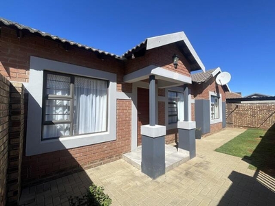 Townhouse For Sale In Groenvlei Sh, Bloemfontein