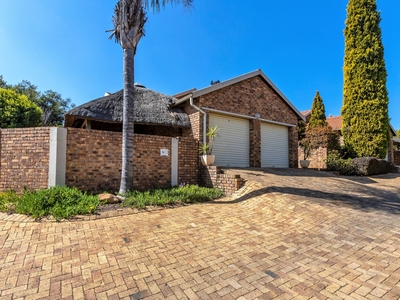 Townhouse For Sale in Honeydew Manor, Roodepoort
