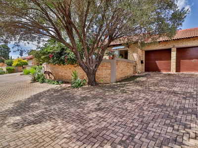 Townhouse For Sale in Honeydew Manor, Roodepoort