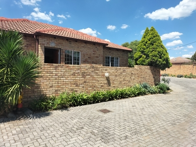 Townhouse For Sale in Honeydew Ridge, Roodepoort