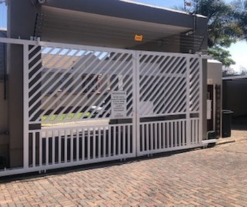 Townhouse For Sale in Hyde Park, Sandton