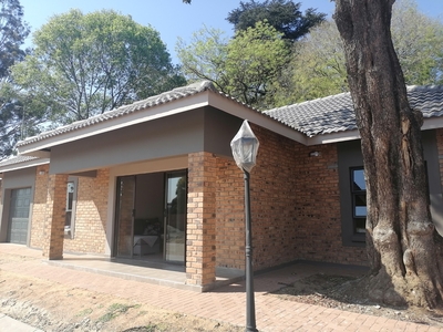 Townhouse For Sale in Raceview, Alberton