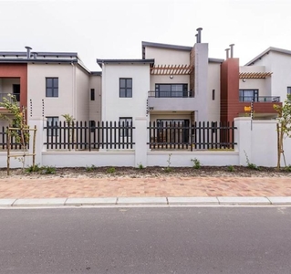 2 Bed Apartment in Sonkring , Brackenfell