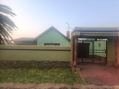 3 Bedroom House To Let in Pimville Zone 4