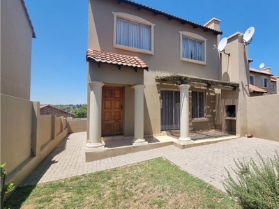 2 Bedroom duplex townhouse - sectional to rent in North Riding, Randburg