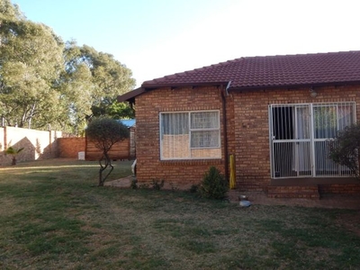 2 Bedroom townhouse - sectional for sale in Wilgeheuwel, Roodepoort
