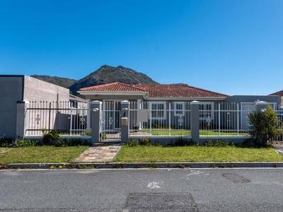 3 Bedroom House To Let in Muizenberg